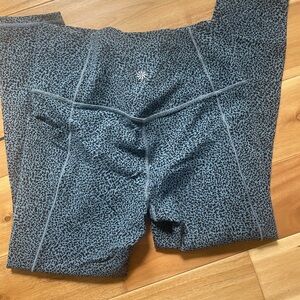 Athleta Salutation Stash Pocket II Textured

Athleta  Textured 
Leggings